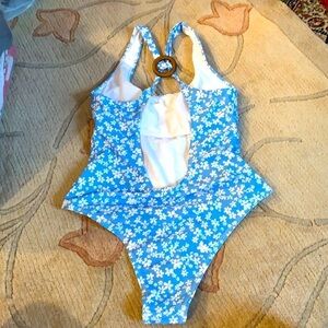 ⭐️Romwe, Blue & White Floral w/Wood Ring Strap Holder, NBW, Size Medium